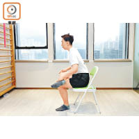第5招：臀肌伸展<br>1.坐在椅子，右腳彎曲置在左膝上。<br>2.上身微微向前傾，直至有輕微拉扯感，保持30至45秒，之後換另一隻腳做重複動作。全組動作做2次。