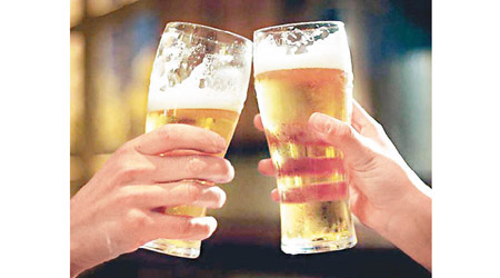 傳統的直身啤酒杯，容易被手掌的溫度影響酒溫，泡沫也因而易消散。