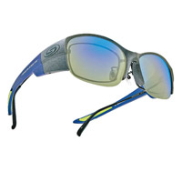 STORM RIDER COVER GLASSES-DX SR-016P-EVA1的偏光鏡可以直接套上用家的眼鏡使用，連側邊都完整覆蓋，將紫外線影響減至最低，售￥14,000（約HK$1,008）。