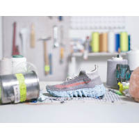 Nike Space Hippie 02以中筒襪套設計，「紗線」鞋面有90%由再生聚酯纖維「紗線」製成，鞋墊以ZoomX泡棉碎屑製成，再生物料佔整對鞋重量達50%。 $1,199（A）