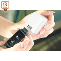 拔除一邊手帶便能利用USB插頭充電，毋須專用充電線。