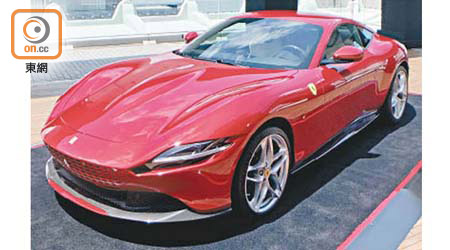 搶先在港亮相的左軚版Ferrari Roma，擁有鯊魚鼻車頭及斜背式硬頂設計，散發着優雅氣質。<br>售價：$2,998,000起