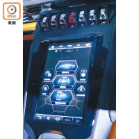 中控台配置8.4吋HMI觸控屏幕，可控制車上各項功能及管理通話、網絡和CarPlay等連接功能。
