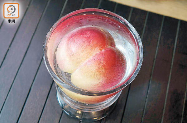 2.按熟度浸泡清水，愈熟浸的時間愈短，一般熟桃浸約3分鐘即可。