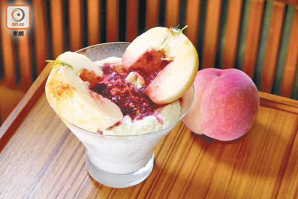 日本白桃牛奶雪花冰：切開原個白桃，配上無花果覆盆子醬和吉士醬，層次豐富。