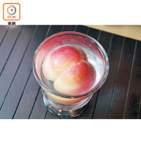 2.按熟度浸泡清水，愈熟浸的時間愈短，一般熟桃浸約3分鐘即可。