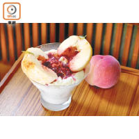 日本白桃牛奶雪花冰：切開原個白桃，配上無花果覆盆子醬和吉士醬，層次豐富。