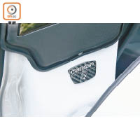 B柱下暗藏BMW Carbon Core碳纖徽飾，強調車身採用既輕且高剛性的複合碳纖維打造。
