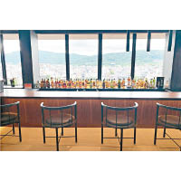 位於頂樓的酒吧擁有無敵風景，將東山的景色盡收眼底。