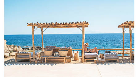 一字排開的椅子面向愛琴海，於Scorpios無論曬太陽或看日落都是絕佳的地點。