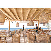 Scorpios內的開放式餐廳提供簡單、時令的地中海菜式。