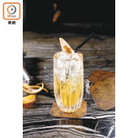 Oolong Tea Collins：選用柔和的伏特加配烏龍茶糖水，加上山楂餅、黑梅，令雞尾酒更添層次。