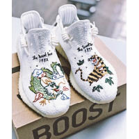 除改色外，199X Custom亦試過為一對YEEZY BOOST 350 V2加入刺繡圖案。