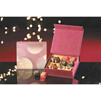 黃大仙中心專屬的「Venchi尊貴月餅禮盒」，精選了兩款全新推出的巧克力月餅及三款精品巧克力，與大家共度甜蜜佳節。