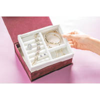 這款專屬的月餅禮盒附送絲絨首飾格，讓用家可將禮盒轉化為絲絨首飾盒，收藏典雅飾品。