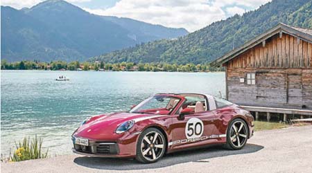 Porsche 911 Targa 4S Heritage Design Edition限量生產992輛，連稅售價約港幣三百餘萬。