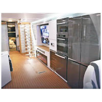 車廂寬敞，下層的廚房設施齊備，還配置存放葡萄酒專用的冰箱。