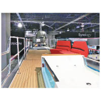 車頂的甲板有得玩浸浴，又有舒適的躺床，設施拍得住超級遊艇。