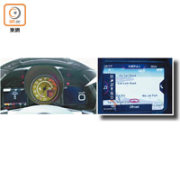 引擎轉數計置中的儀錶，附設雙屏幕來顯示不同行車資訊，右方還可顯示導航地圖及後泊鏡頭（選裝配備）。