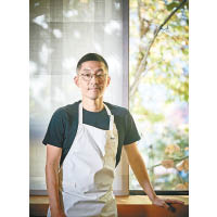 姜珉求師傅在韓國擁有二星米芝蓮餐廳，擅長在傳統菜中加添創意。