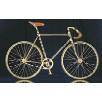 手工打造的水晶版Gold Bike，車型帶點復古味。