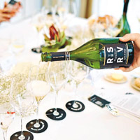 品牌香檳的特點是選用單一葡萄品種、單一地區種植同年採收及釀製，配上圓酒瓶和長樽頸，令香檳氣息更芳香和諧。