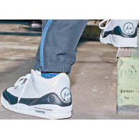 鞋踭Jumpman標誌採用透明設計，可以透出底層閃電標誌，外側黑色皮革位置亦同樣壓有閃電標誌，而中底就印上紀錄了鞋款型號及季度的產品編碼，過往fragment design聯名鞋款（包括Nike及Converse）都有類似設計。