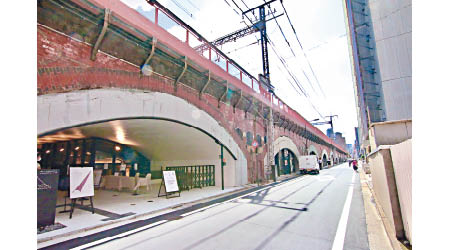 位於東京JR有樂町站及新橋站之間的紅磚拱門橋已有過百年歷史，剛活化成綜合設施日比谷OKUROJI。