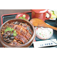 首度進軍東京的名古屋鰻魚飯排隊名店炭焼うな富士，使用少有的青鰻魚，以1,000℃備長炭烤製而成，風味絕頂。