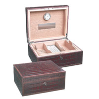 雪茄盒選用鱷魚皮革（另有蜥蜴皮革或Venezia皮革）打造，盒內設有可活動式隔板，可按個人使用習慣靈活運用空間。個別定價（C）