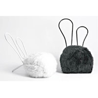 椅子用上不同質感的材質製成，活像一對可愛的兔子。