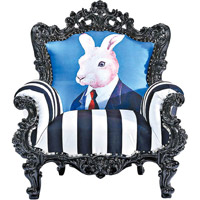 雕花椅框、黑白間紋座墊，配上俊俏的兔子肖像，猶如一張來自童話世界的宮廷椅。