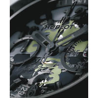 迷彩錶盤與鏤空機芯設計為腕錶帶來豐富層次感，6時位置更有「Yohji Yamamoto」潦草簽名。