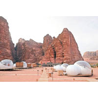 位於瓦地倫沙漠保護區的Wadi Rum Night Luxury，其氣泡酒店外形令人聯想到UFO。