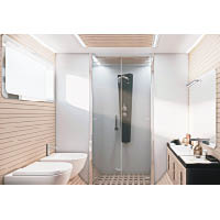 浴室以白色為主調，搭配木色條紋，裝飾簡潔。