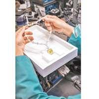 Tiffany & Co.鑽石頸鏈鑲嵌128.54卡枕形明亮式切割艷彩黃鑽（B）