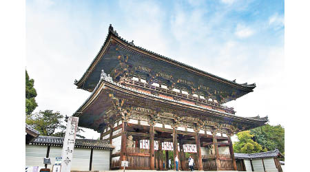 仁和寺的正面入口二王門，高18.7米，宏偉壯觀，是國家重要文化財 。