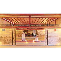 另外付費的活動包括在金碧輝煌的宸殿中，一邊欣賞日本樂器演奏一邊享用餐點，體驗昔日日本貴族的生活。
