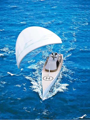 ICE Kite以一隻超巨風箏的拉力輔助推動，大大降低耗油量。