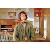 1994年電影《Leon：The Professional》，女主角Natalie Portman亦是以經典的MA-1作戲服。
