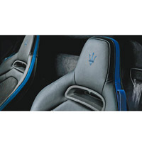 賽車化座椅採用黑及藍雙色皮革和麖皮包覆，並飾有藍色縫線及頭枕廠徽。