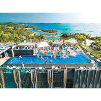酒店天台設有天空泳池，是全個聖淘沙的最高點，可飽覽日落美景。