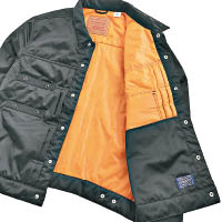 內層用上TANKER系列經典鮮橙色設計，並繡有「85」字樣標籤紀念吉田鞄製作所85周年。
