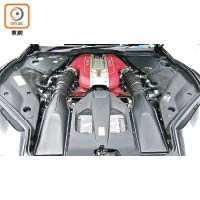 動力核心為6.5L V12前置引擎，導入350bar的高壓燃油直噴系統，爆發出800cv馬力。