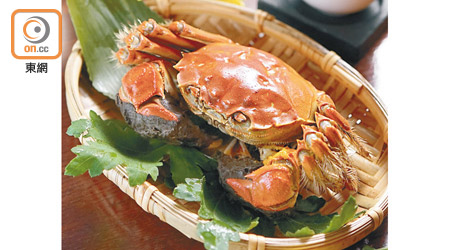 清蒸北海道大閘蟹：6両重的大閘蟹，簡單加紫蘇葉清蒸，最能嘗到肉質的清鮮，以及甘香蟹膏滋味。