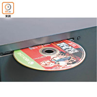 前方碟盤可讀取4K UHD藍光碟及舊遊戲光碟。
