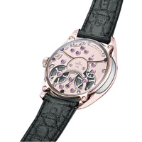 透過藍寶石水晶底蓋可欣賞到頂級錶匠耗時1個月製作的Co-Axial Master Chronometer 2640。