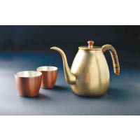 現正推出「燕錘起銅器」工作坊，即對一枚銅板進行反覆敲打，打造為茶壺、花瓶、食器等。