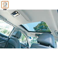 電動天窗依舊屬標準配備，令車廂更感開揚。