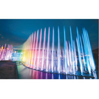 燈光及噴水表演「水之魔術」，全長約85米，七彩燈光與水花交織出漂亮的畫面。